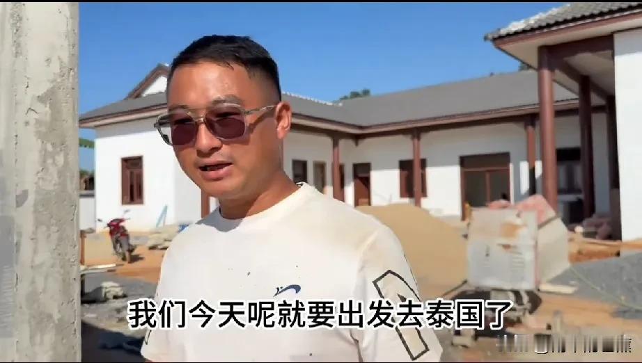 阿彪小依又要到泰国带货了，小诺作为新进流量密码因为签证的原因去不了，小依决定带着