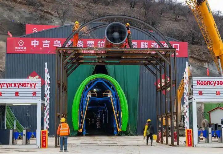 *中吉乌铁路建设推进速度快于原定节点，7月30日乌兹别克斯坦总统府确认项目推进顺