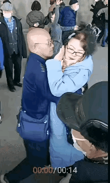 广场舞跳成“占便宜现场”？

   光头大爷搂着大妈跳舞，

      被屡次