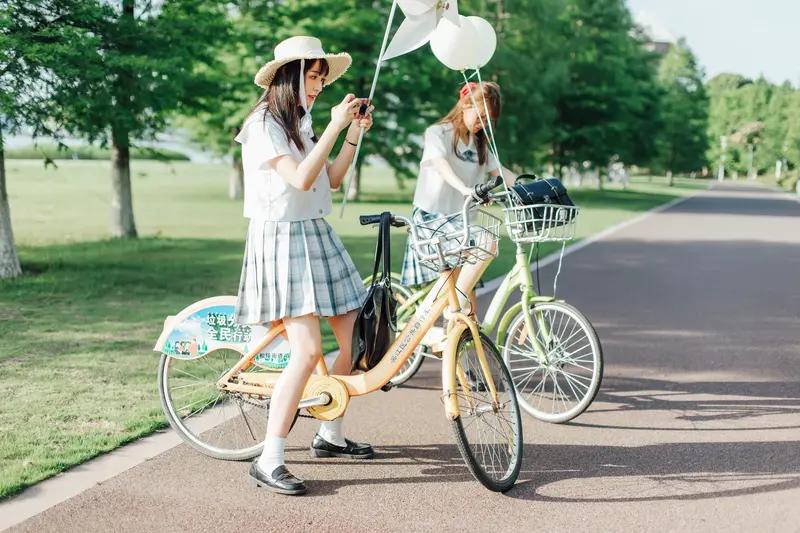 以前年轻，没钱，但很快乐，现在就更厉害了不但没钱，还把快乐丢了，更可恨的是，青春