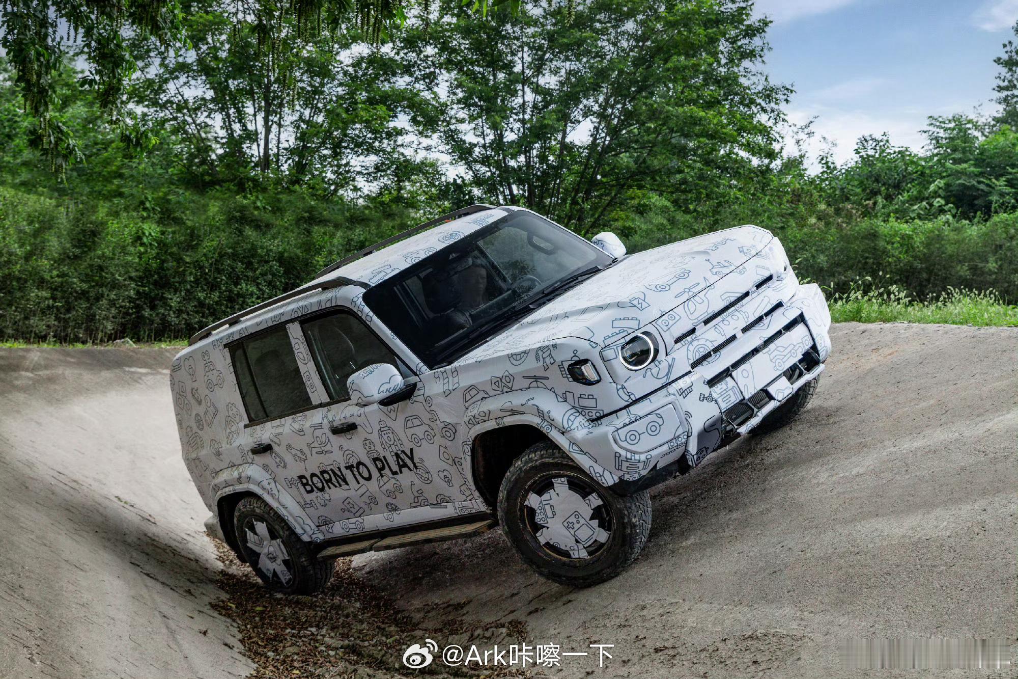 奇瑞还真是不藏着掖着，真就把路虎卫士给“电动化”了，瞧这车头车尾，还好跟路虎捷豹