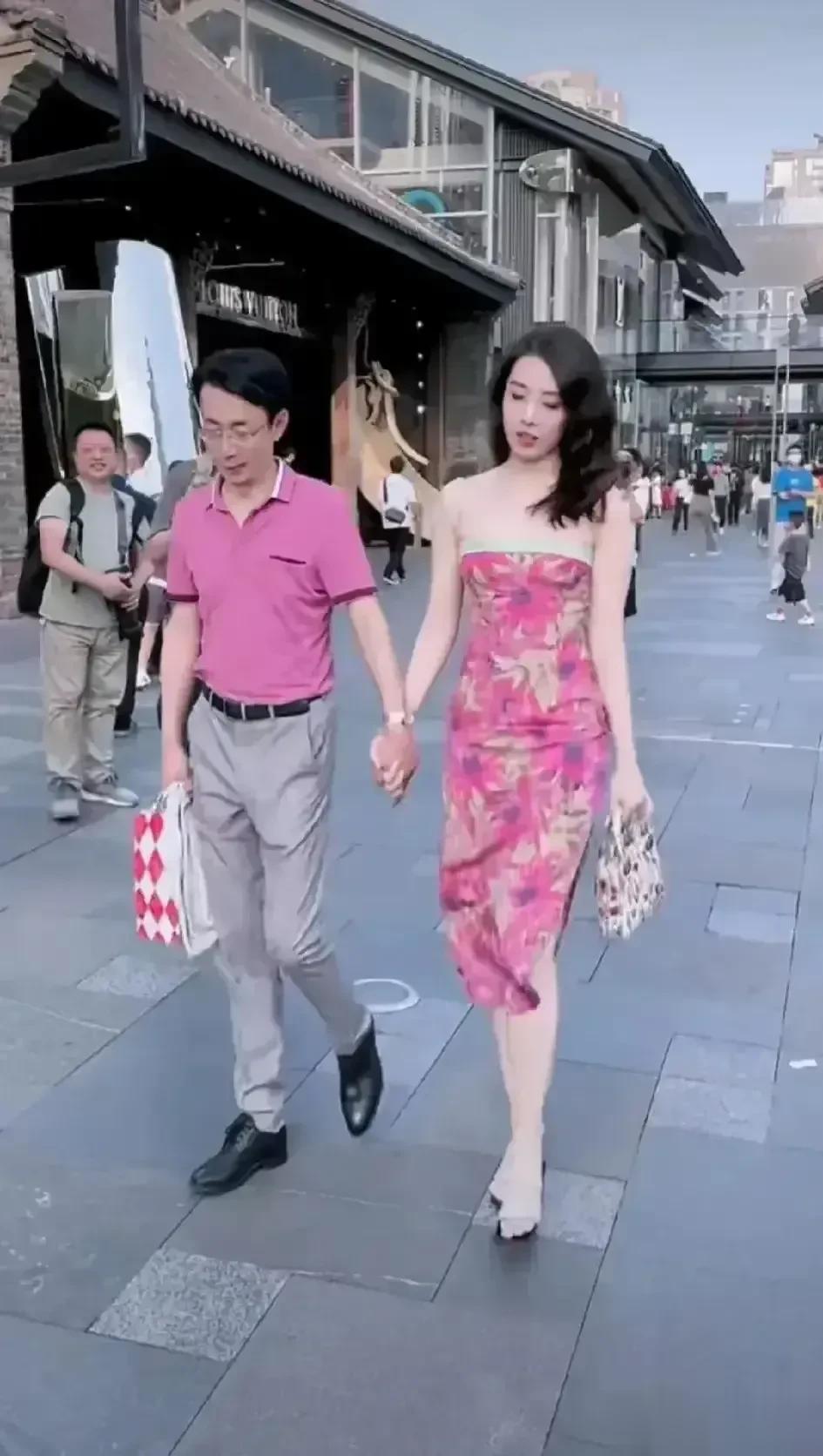 牵手会不会牵出其他问题呢？拭目以待！摄影师小米回应称，当事人私信自己删除那段街拍