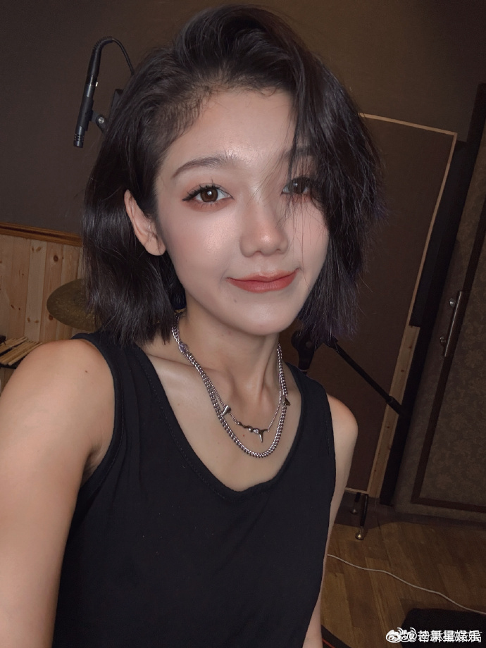 希林娜依高根本没喝中药  又帅又酷的感觉，真的是太让人觉得心动了呀，不得不说希林