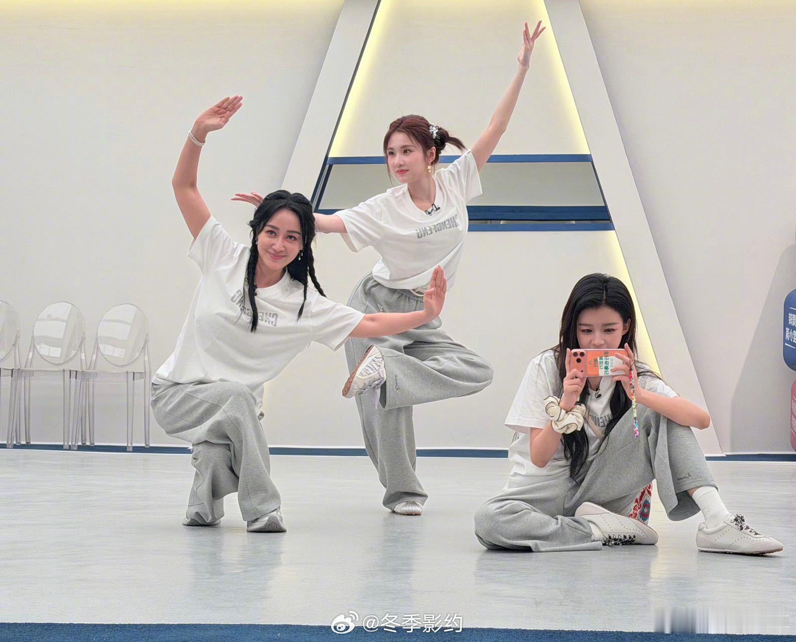 孙怡组真唱 孙怡这组对舞台真的很尊重了，完全全开麦就算了，一开口声音还那么稳。不