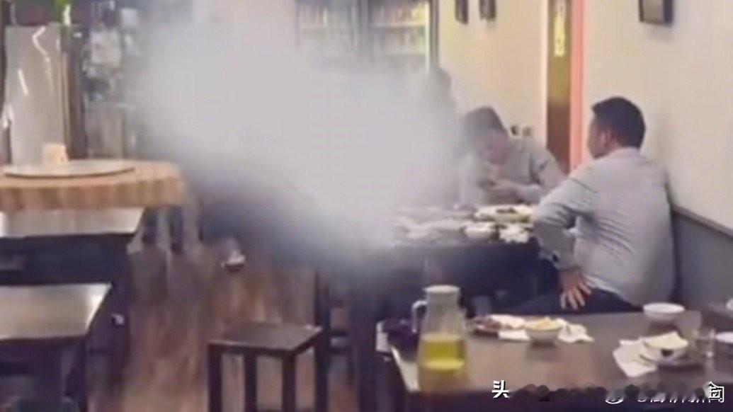 2025年12月29日21时许，两名女游客在杭州拱墅区网红“毛毛面馆”就餐时，遭