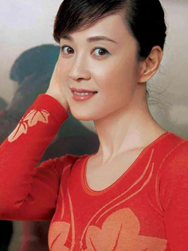 59岁的傅艺伟站在北京公墓里，亲手把儿子的骨灰盒放进墓穴，离异多年的前夫安静伫立