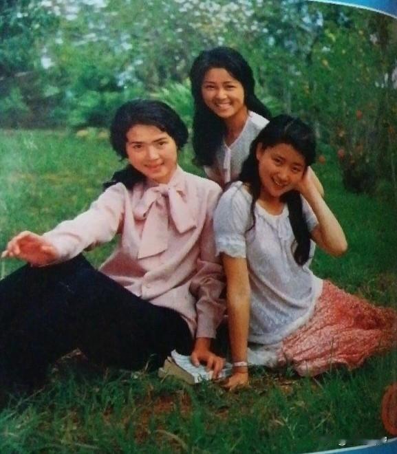 这是80年代初一部电影里三位女演员的合影。她们主演的电影因为一些原因一直没有公映