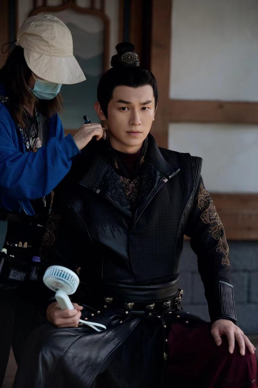 #杨旭文唐诡2舞刀弄枪哥#卢凌风真是霸气啊，这刀枪耍的太帅气了吧！这一套行云流水