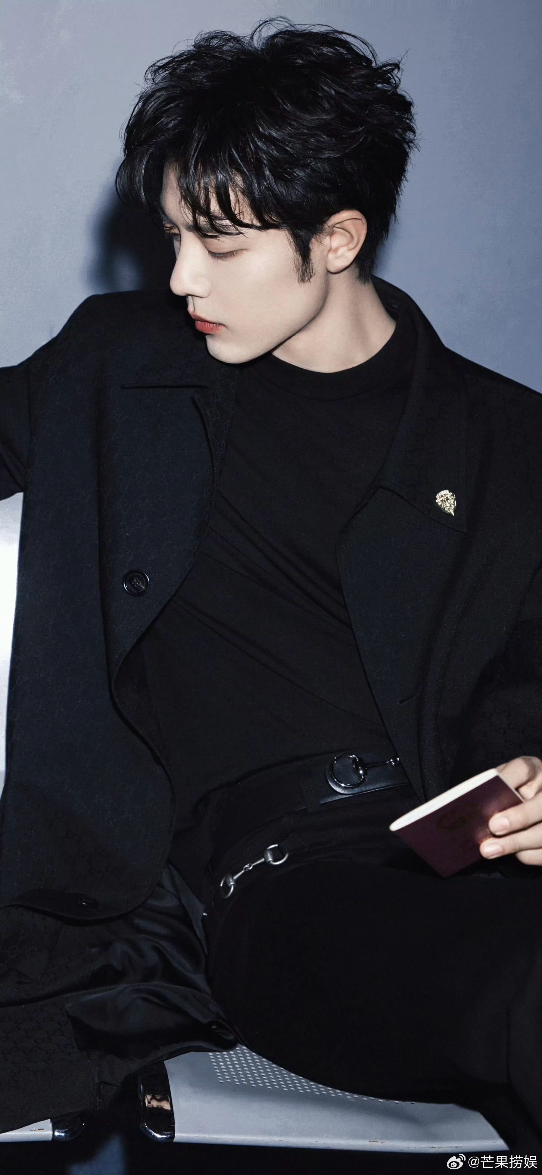 肖战上班是顶流下班是萌物哈哈哈哈哈，原来肖战也有打工人都两副面孔啊！上班是大明星