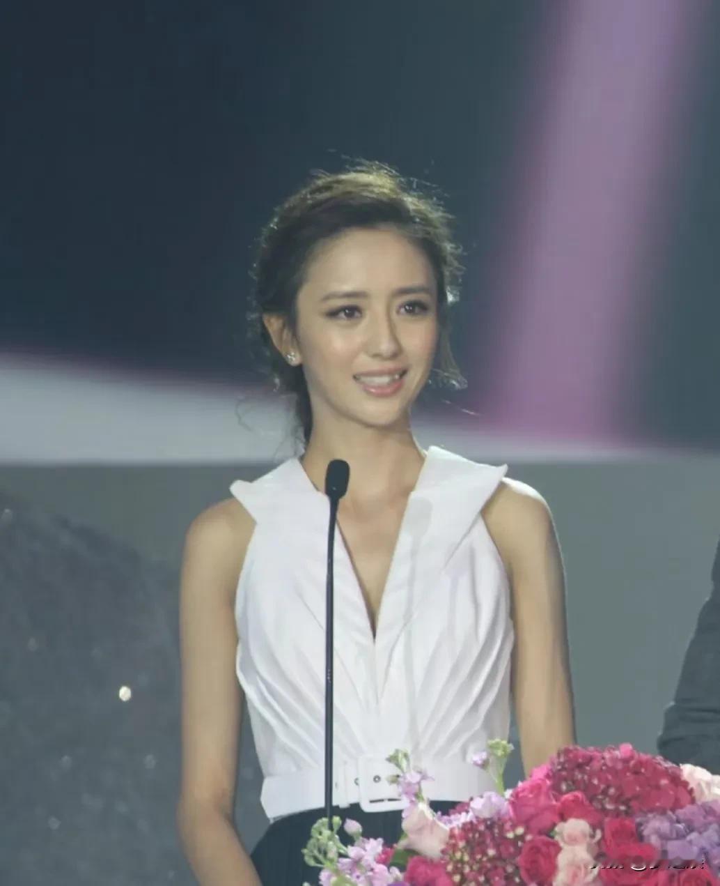 佟丽娅，

端庄大气，没有绯闻的女演员🌹