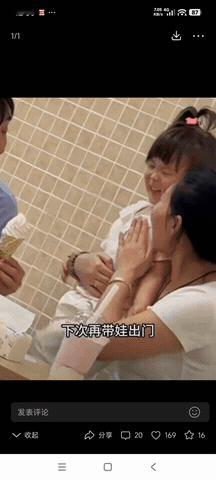 笑不活了！北京，一妈妈带着自己不大的女儿逛商场，期间母女俩在休息区歇脚时，小姑娘