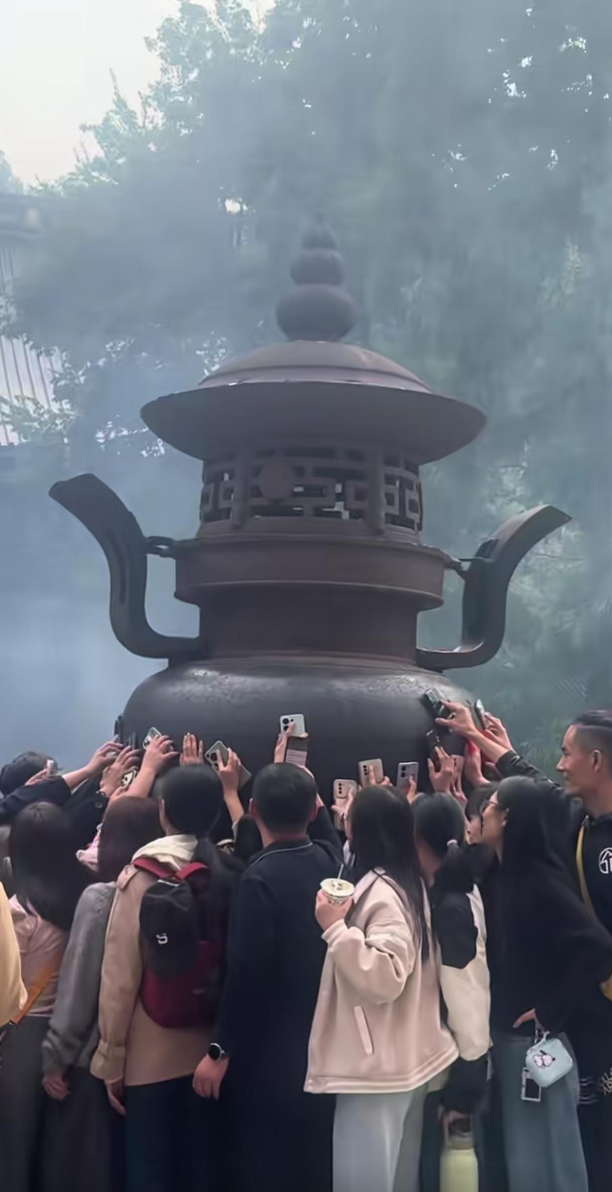 余额不足了，那就去寺庙，拿出手机，打开二维码去贴香炉充值。这年头，奇葩事也是真够