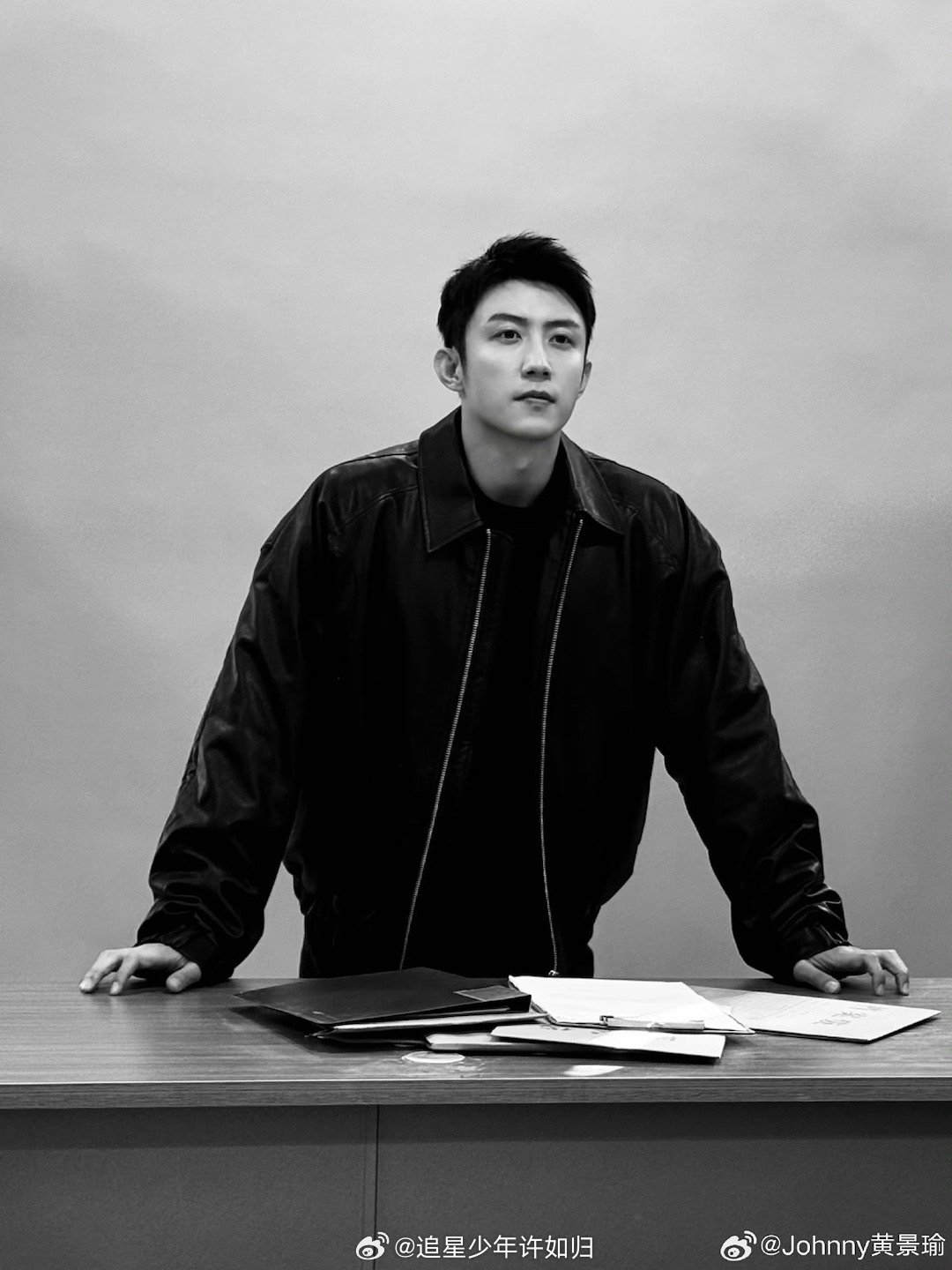 黄景瑜吃饼干先看热量表黄景瑜吃东西反差萌 看他吃饼干前先研究热量表，确实有点好笑