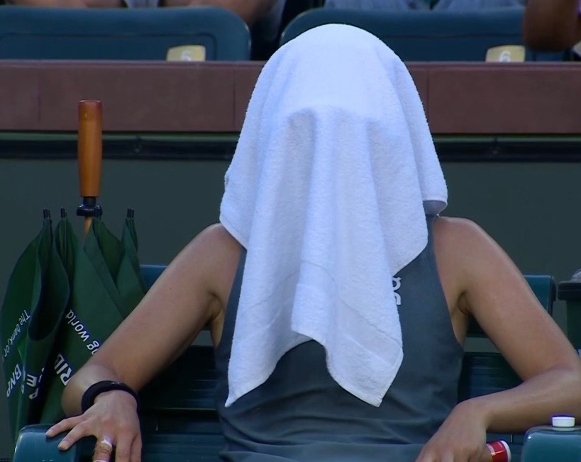 印第安维尔斯1/4决赛，2号种子斯瓦泰克2-6/6-4/4-6不敌斯维托丽娜，无