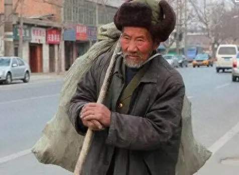 拾荒21年，老人意外发现自己有42万养老金