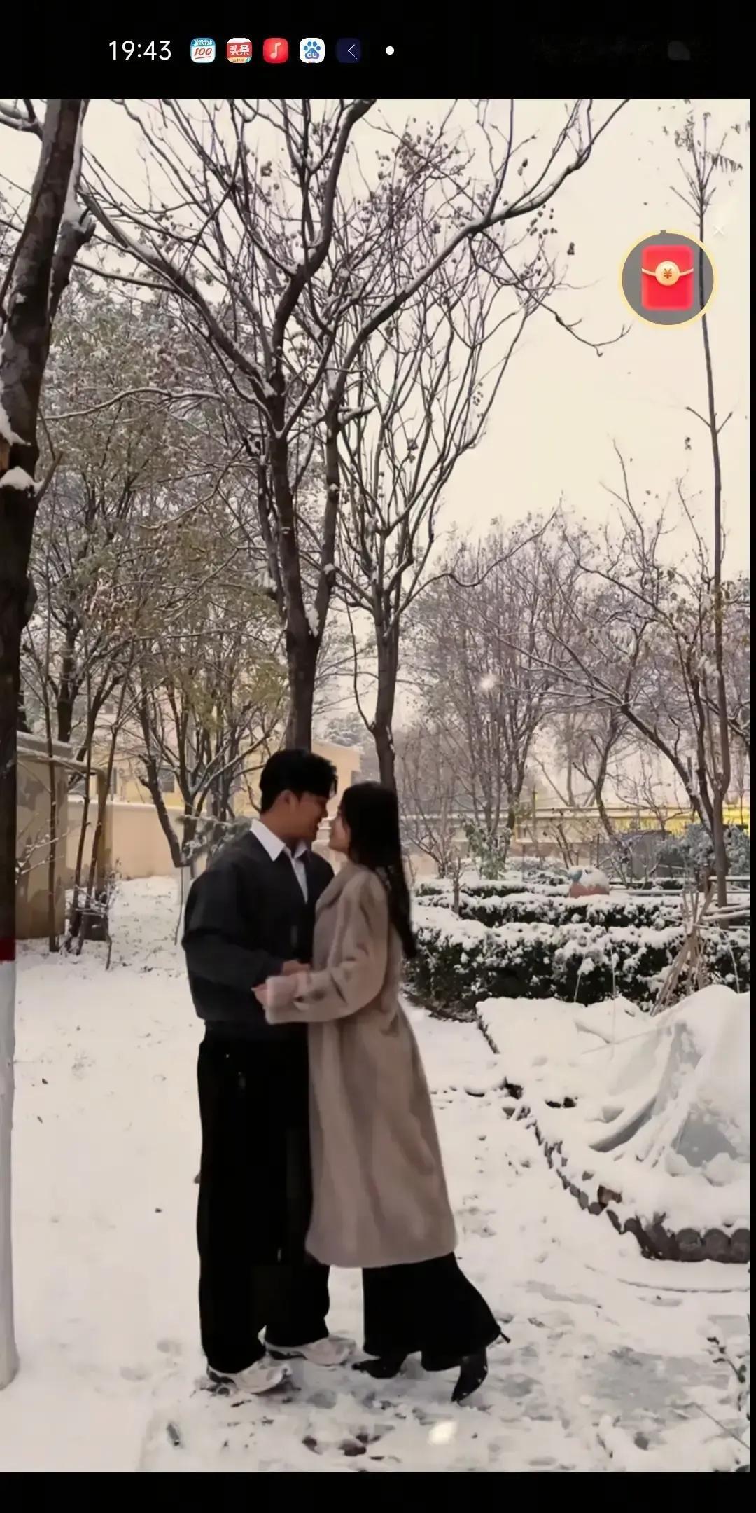 王正正和解清帅从新疆飞回邢台那天，雪下得跟撒盐似的，俩人站在机场外等车，冻得直打