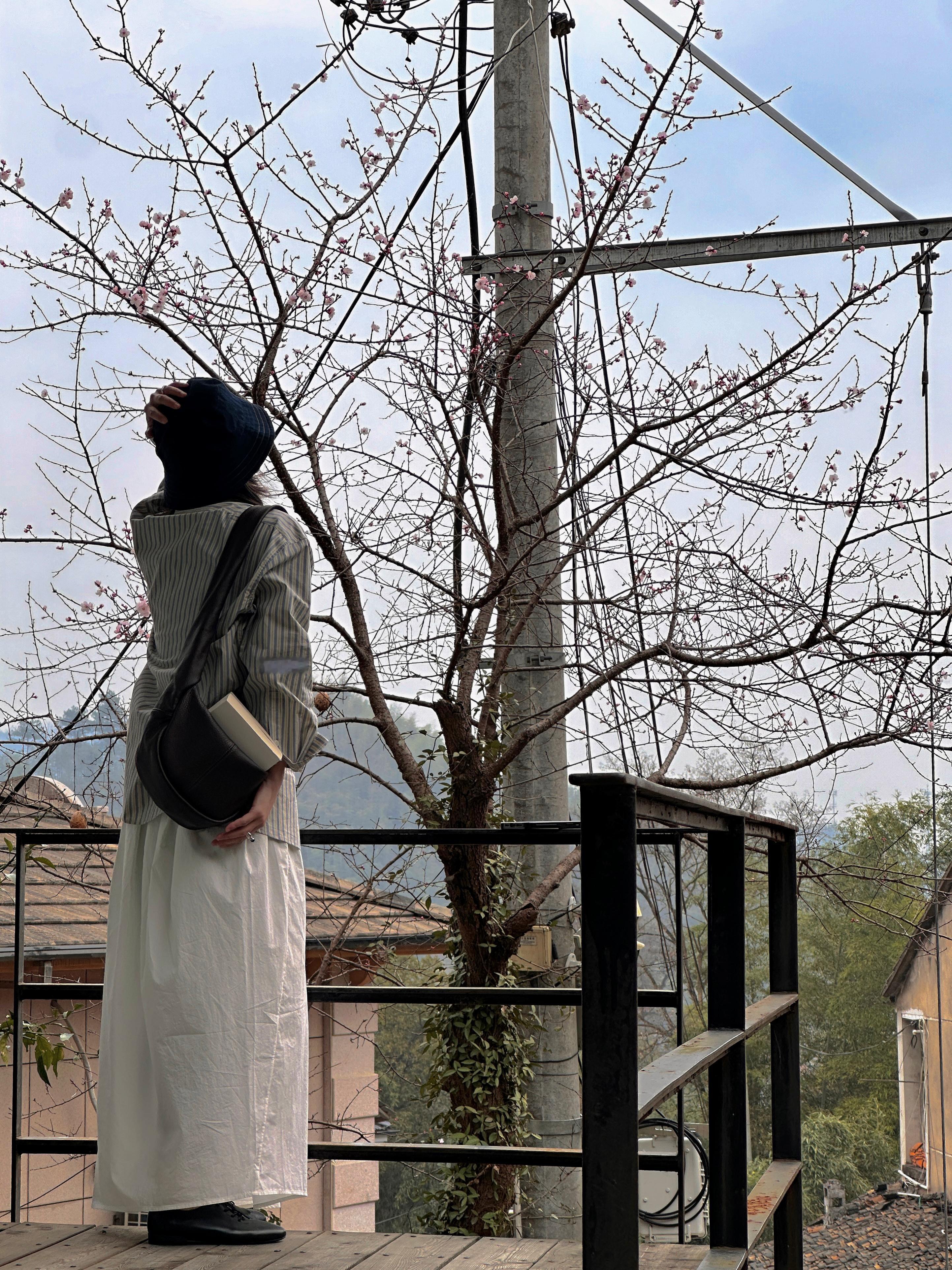 成年人，不管怎样，活着就很好。生活得好，更加是一项成就。｜亦舒《向前走，不回头》