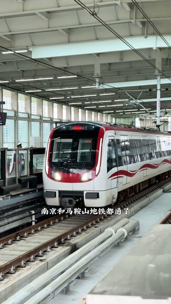 南京这下真要变徽京了苏超直接请安徽援兵助阵，刚好地铁还互通了，坐着地铁就能来帮忙