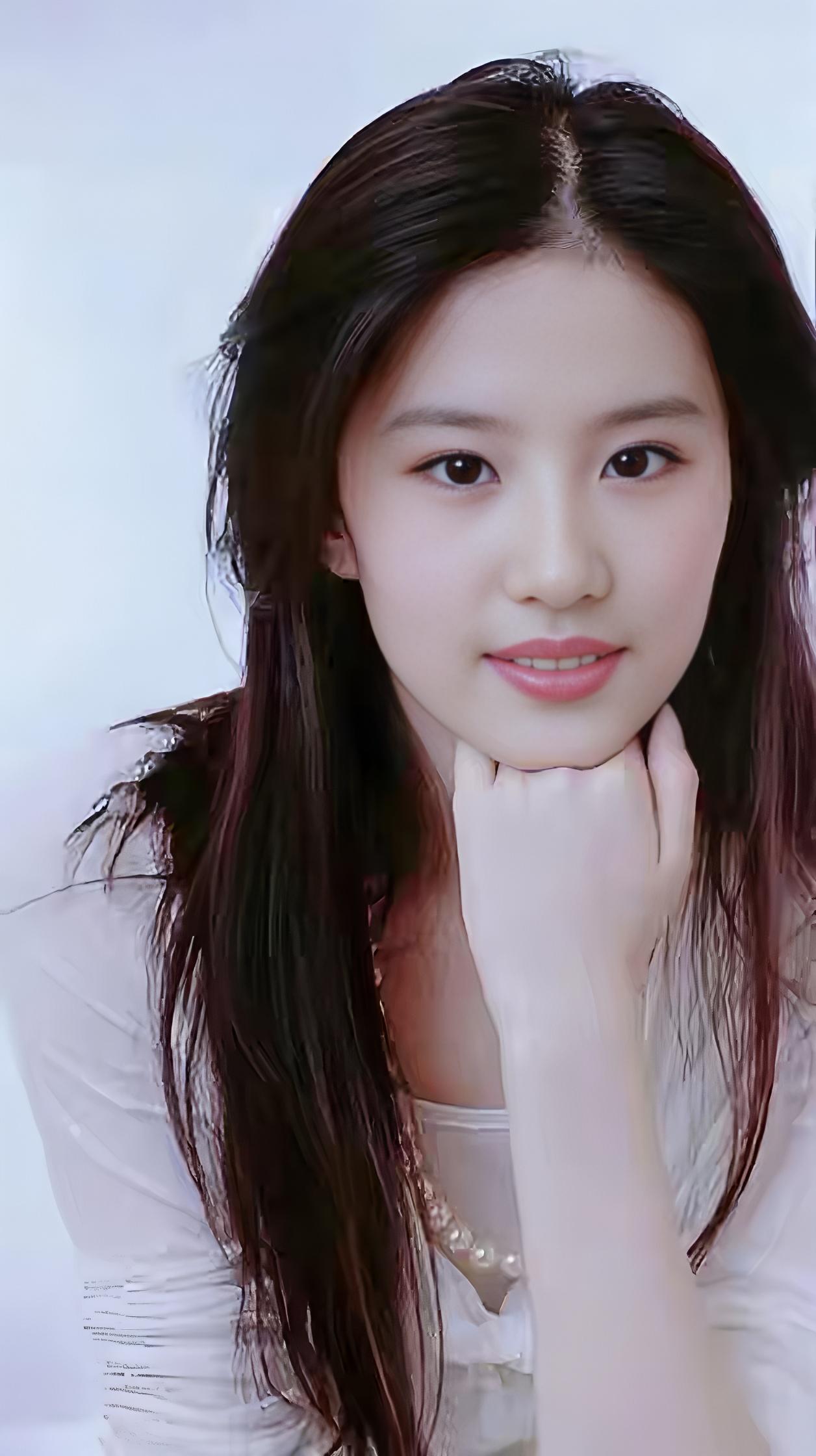 十八岁的亦菲宛如白莲花一般洁白如玉，清纯美丽，眼神灵动，无愧于神仙姐姐称谓。刘亦
