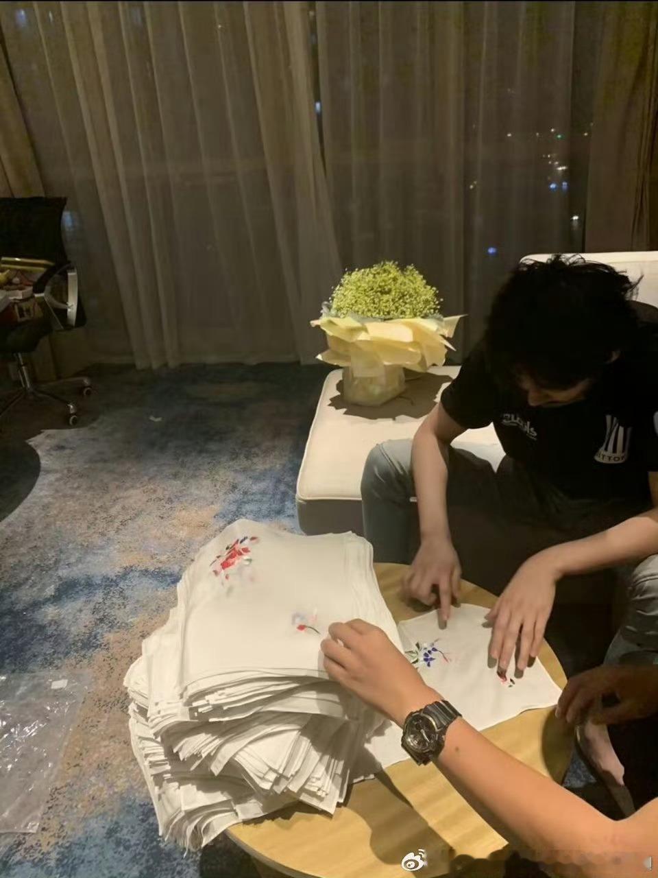 摩登兄弟[超话] 差点儿忘了今天是他那年熬夜亲手印心形手帕又亲手发到粉丝手上的日