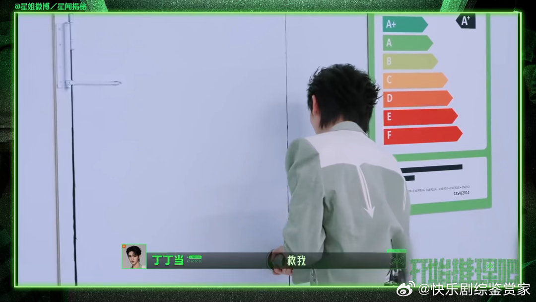 金靖问丁程鑫睡觉会压到手吗丁程鑫手举了一个月了这段细节看得人鼻尖发酸，丁程鑫抬手