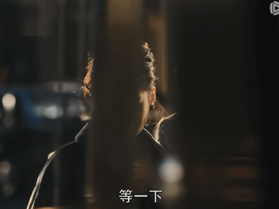胡歌的眼神还会爱人[翻白眼]
导演呐，就不能给他俩加个chuang戏吗？就当为了