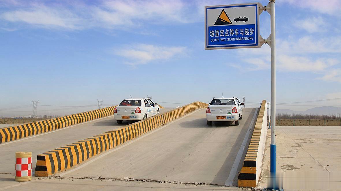  科目二考试是驾驶学员必须通过的一个重要项目，但是很多学员都会感到头疼和困惑。那