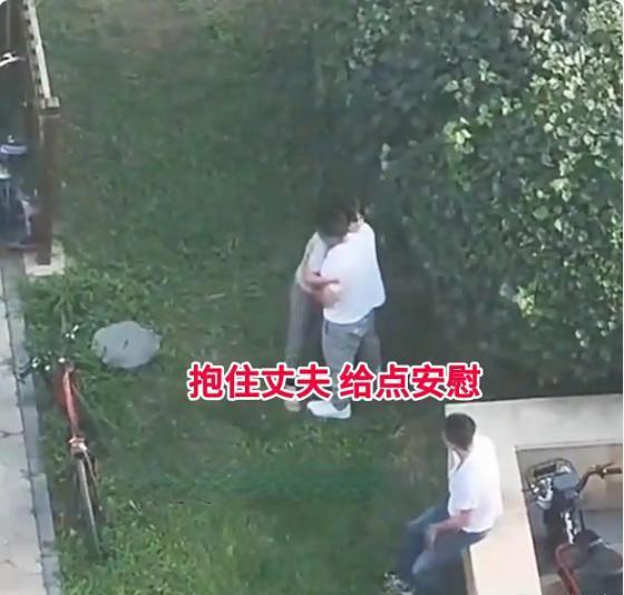 浙江街头惊现“三角拉扯战”！短发妻子紧抓情夫不松手，丈夫忍泪拽妻回家，全网怒评：