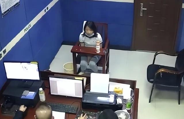 她精心策划了一场“抓捕”，目标是她的丈夫，却没想到最终抓住的是她自己。当身为接报