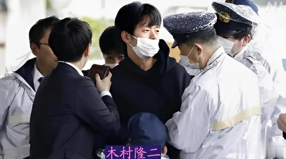 【向岸田文雄投掷燃烧物的木村隆二背景曝光，遭遇校园欺凌热心政治受挫】据多家日本媒