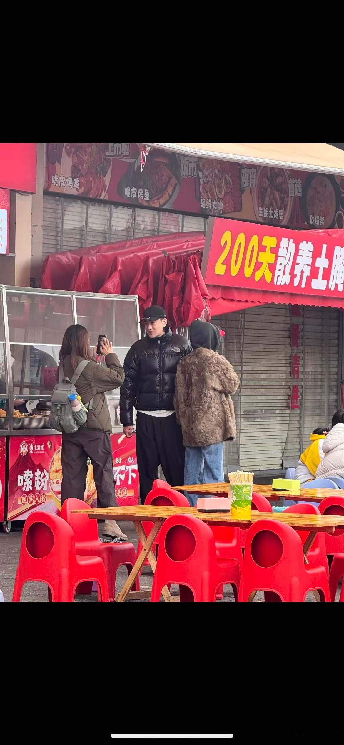 东哥的这一款The North Face 羽绒服 好像贯穿了他大半个演艺生涯 看