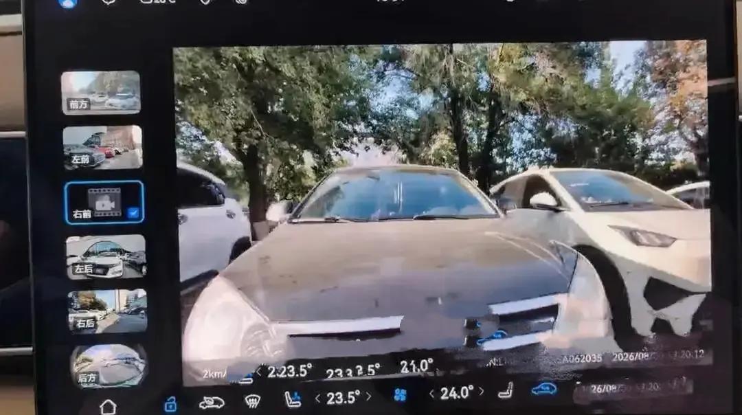 山东济南，李女士的新能源车在自动倒车入库过程中，突然与旁边的车发生剐蹭，她却束手