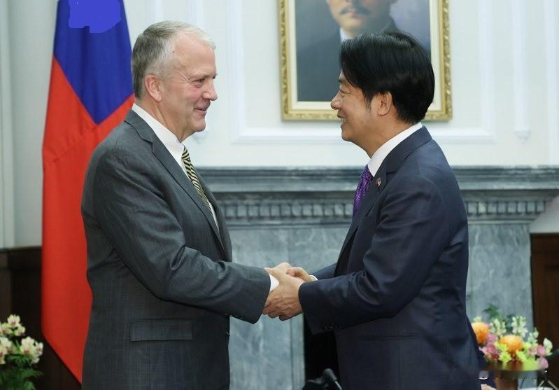 美国害台议员怎么说？
刚刚窜访台湾的美国参议员苏利文在华尔街日报撰文称，应该从三