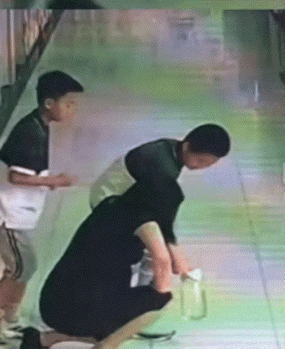 山东，一怀孕35周的老师出教室去接水时，不慎滑倒，因其挺着孕肚活动不便，尝试多次