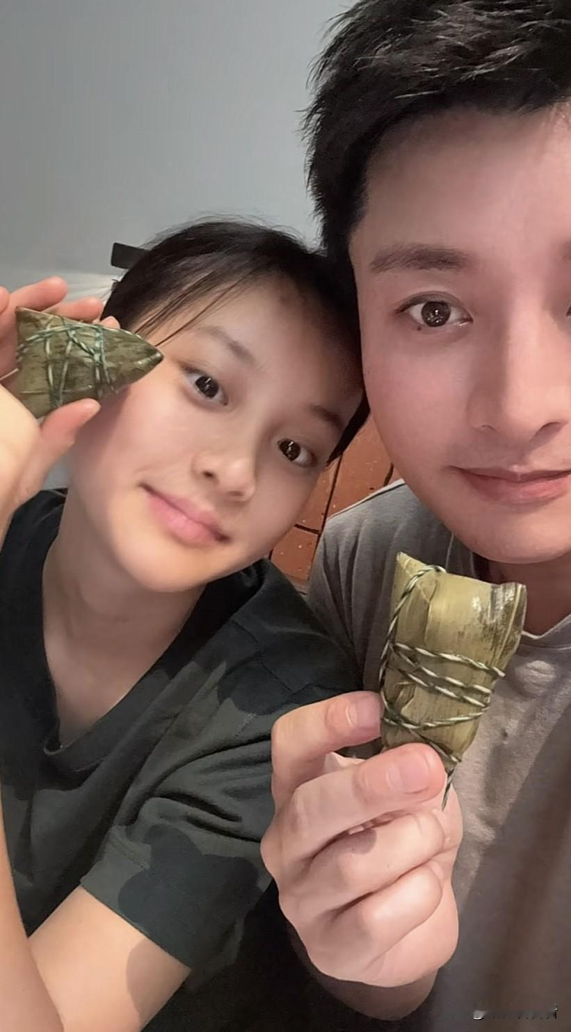 甜馨端午跟爸爸贾乃亮一起吃粽子，甜馨越想越像贾乃亮，两人手里拿着粽子让大家猜猜哪