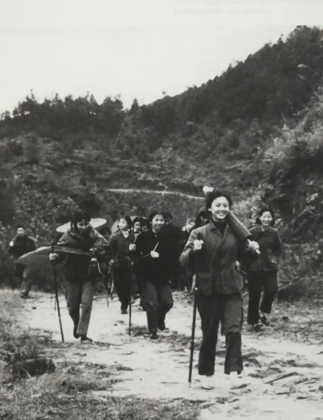图一 石钟琴步行去山区为贫下中农演出
图二 李维康 高玉倩为病人演出
放现在是不