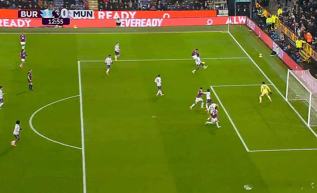 伯恩利传中，海文进行封堵，运气不佳折射乌龙。。曼联0-1伯恩利ManUtdspo