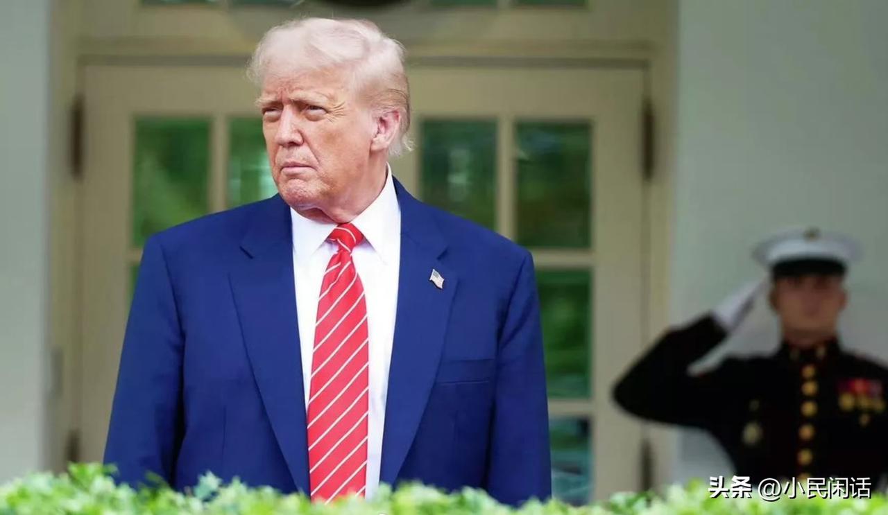 你的眼神出卖了你！[捂脸]
据俄罗斯卫星通讯社报道，美国总统特朗普在肯塔基州集会