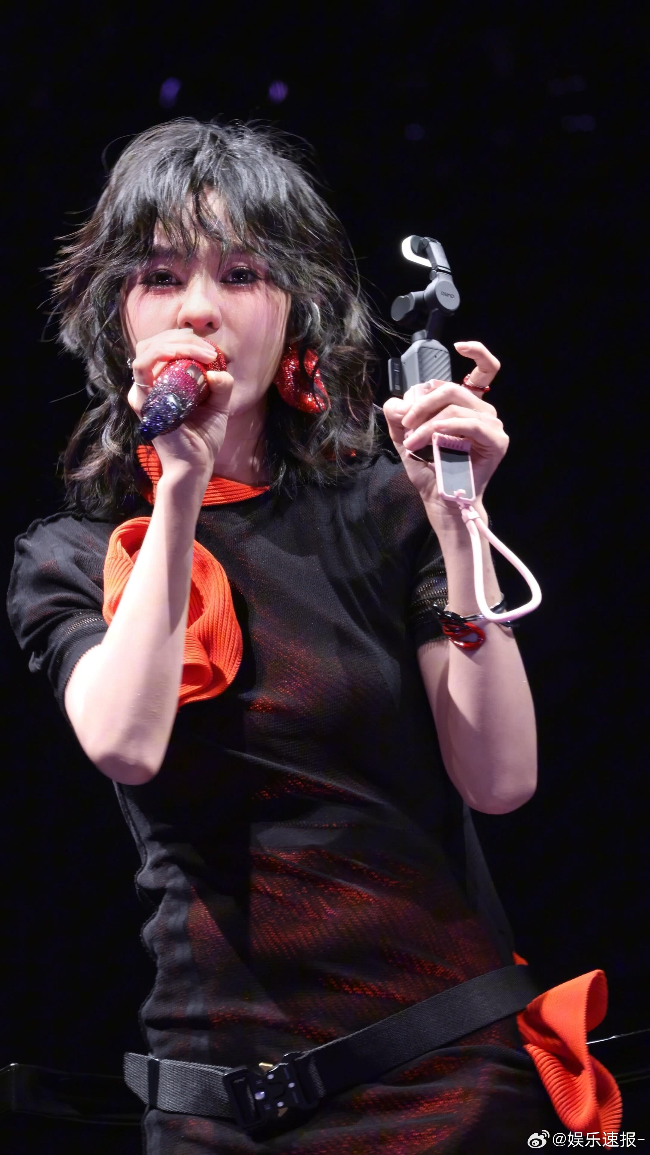 郁可唯被夸害羞了郁可唯嘴角比AK还难压《天赐的声音》名场面来袭！郁可唯被后辈花式