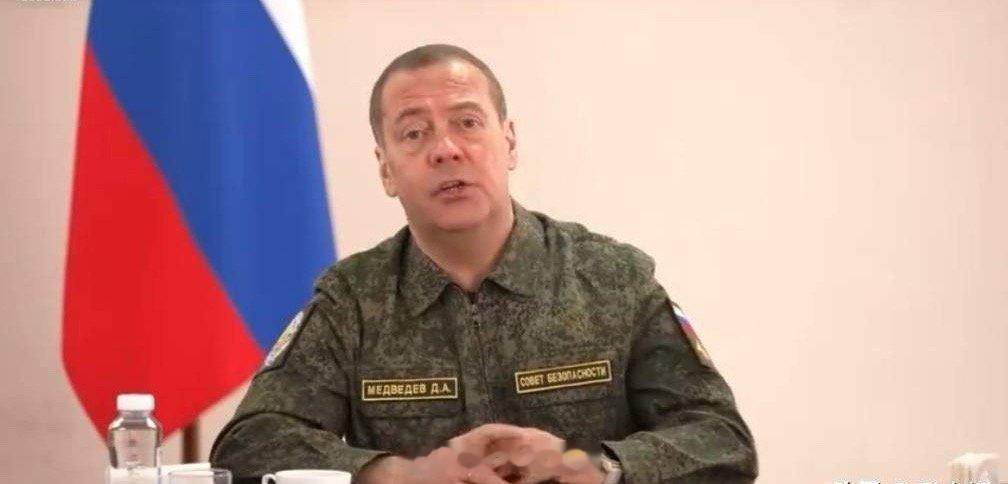 “会被自己人吊死”：梅德韦杰夫谈泽连斯基的命运2月23日，俄罗斯联邦安全会议副主