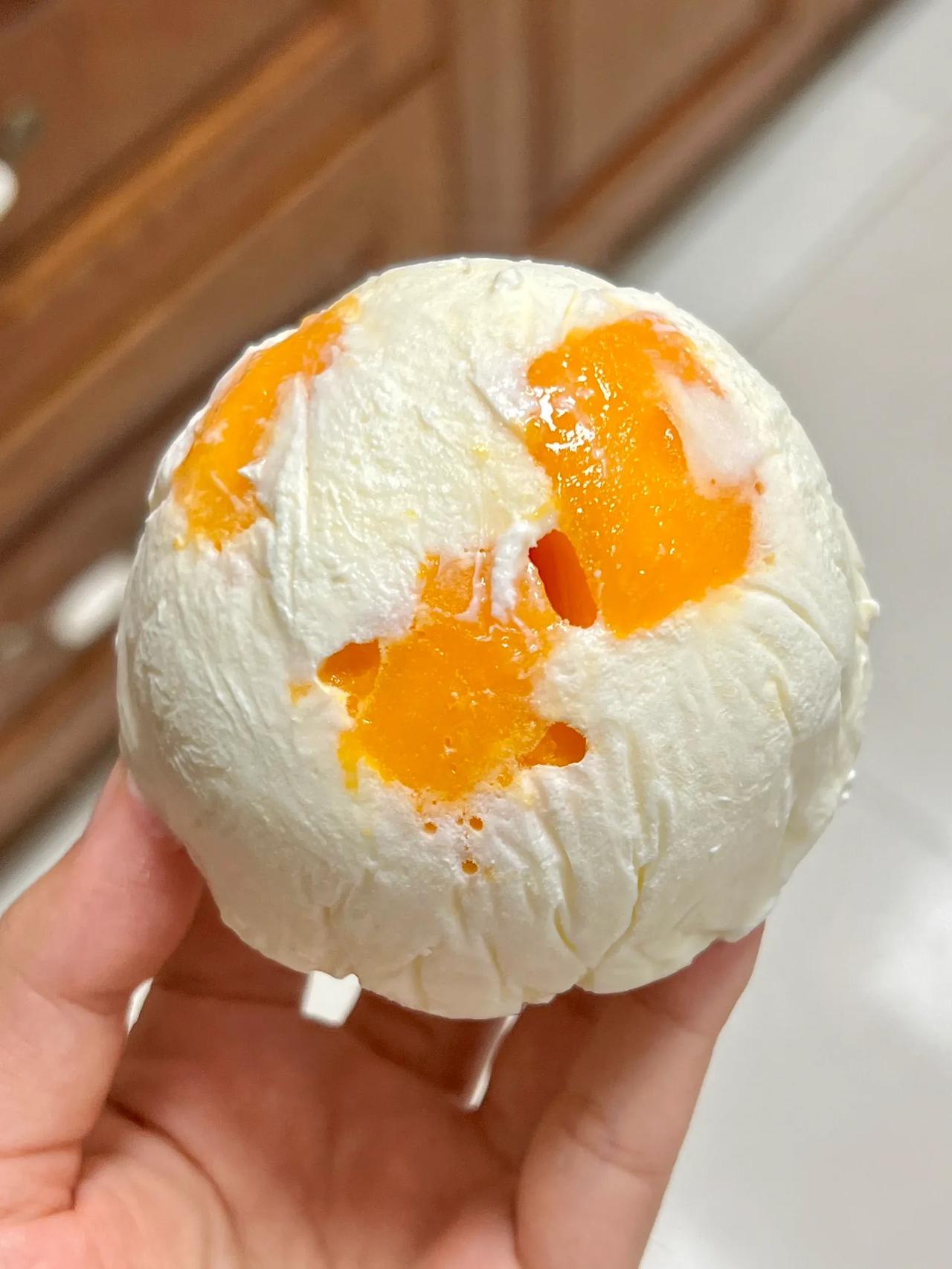 自制芒果酸奶雪糕🥭！！
简简单单几步搞定！！奶味香浓！果味清新，搭配一起真的绝