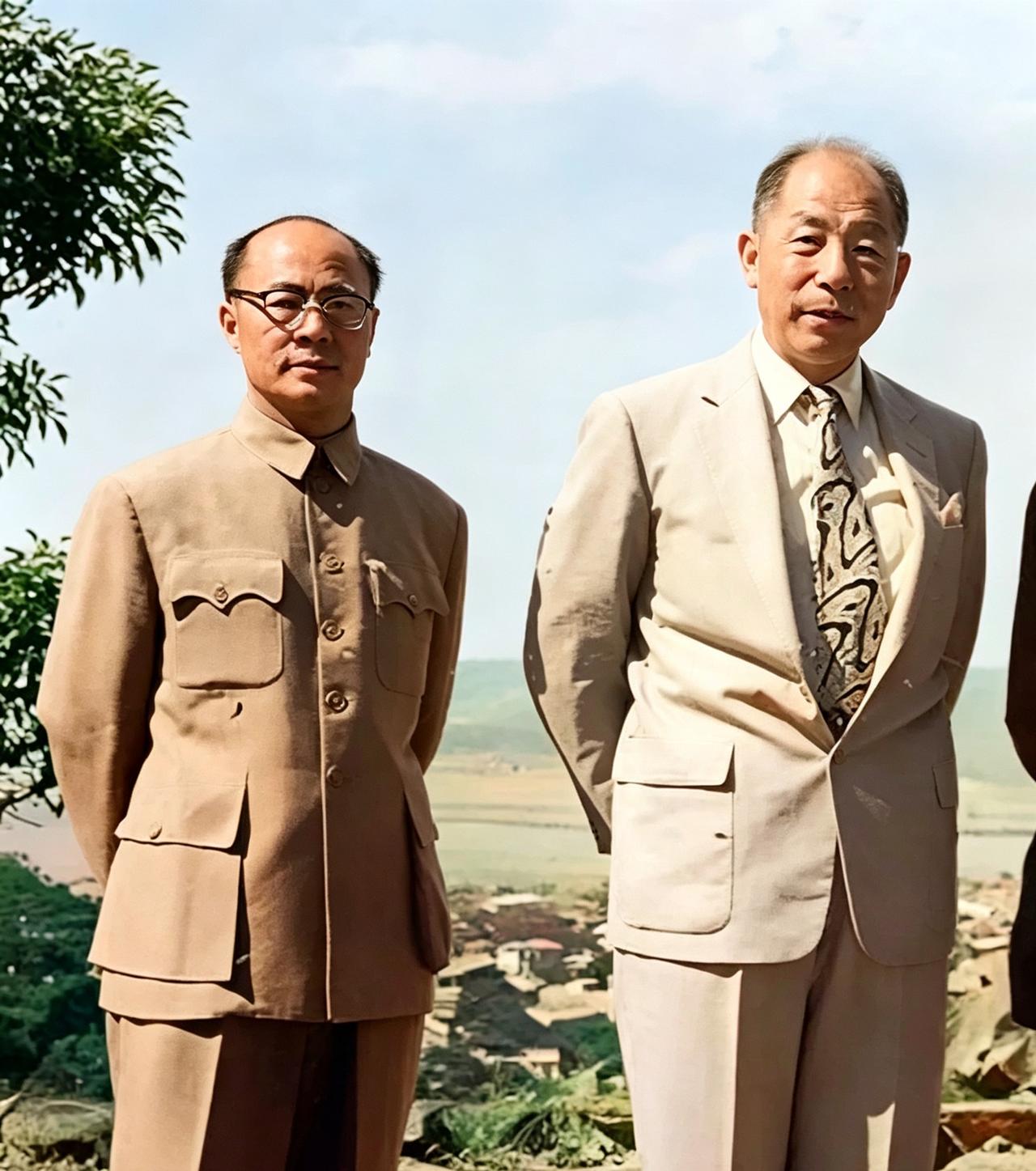 60年代，张学良与看守他的特务刘乙光一张罕见合影，刘乙光自1937年受军统指派，