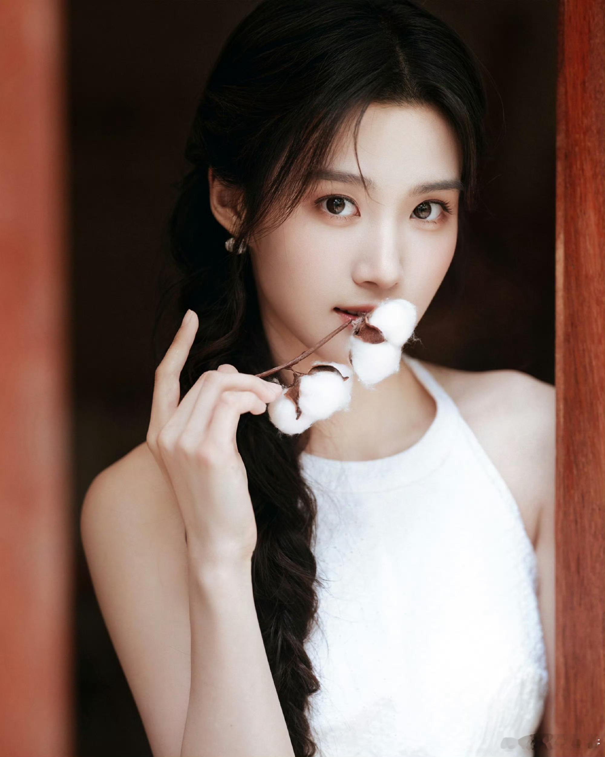 骨朵 night 卢昱晓何不同舟渡﻿ 夏日晚风和蝉鸣，像明媚灿烂的你。晚安