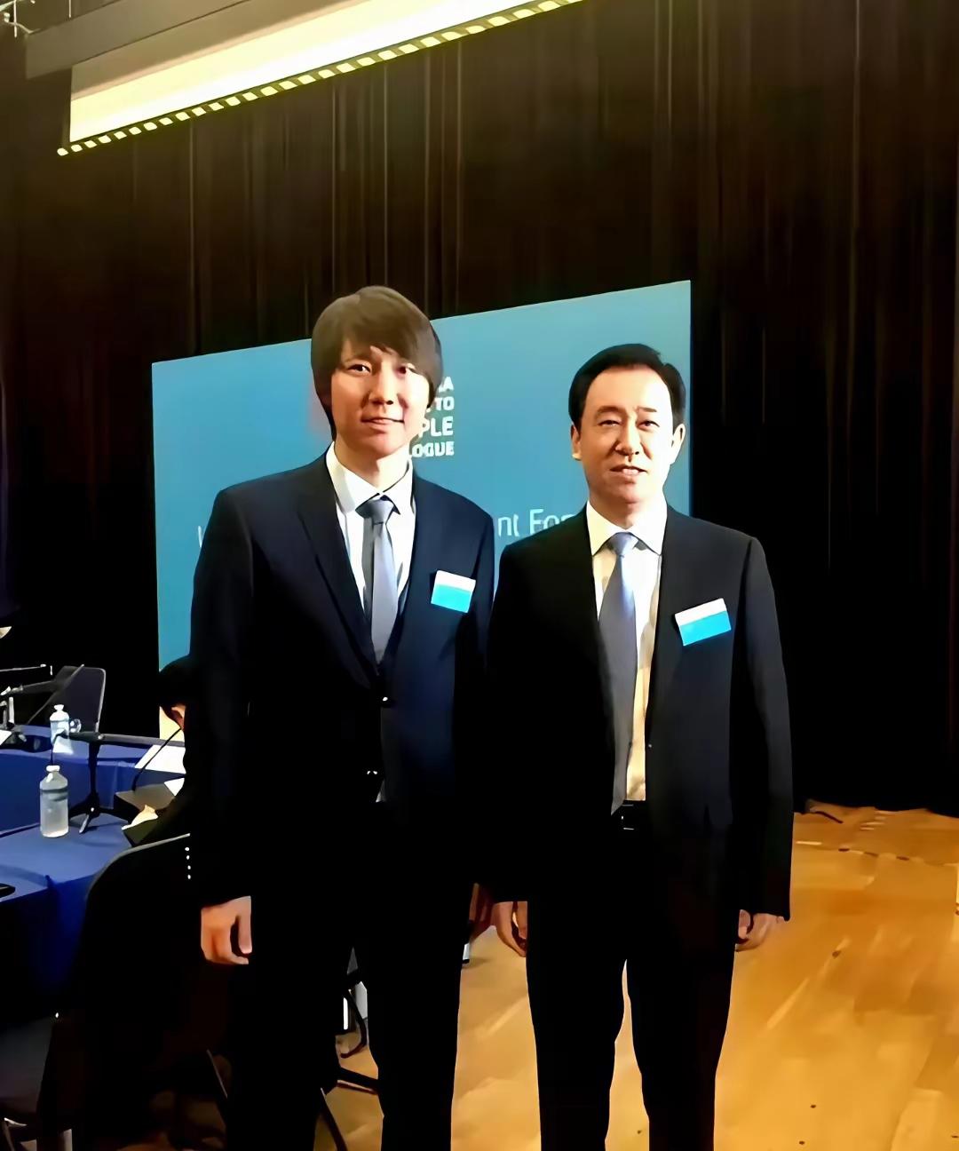 同样的装束，一样的归宿。
这张合影的背景是2012年李铁加入广州恒大教练组、恒大