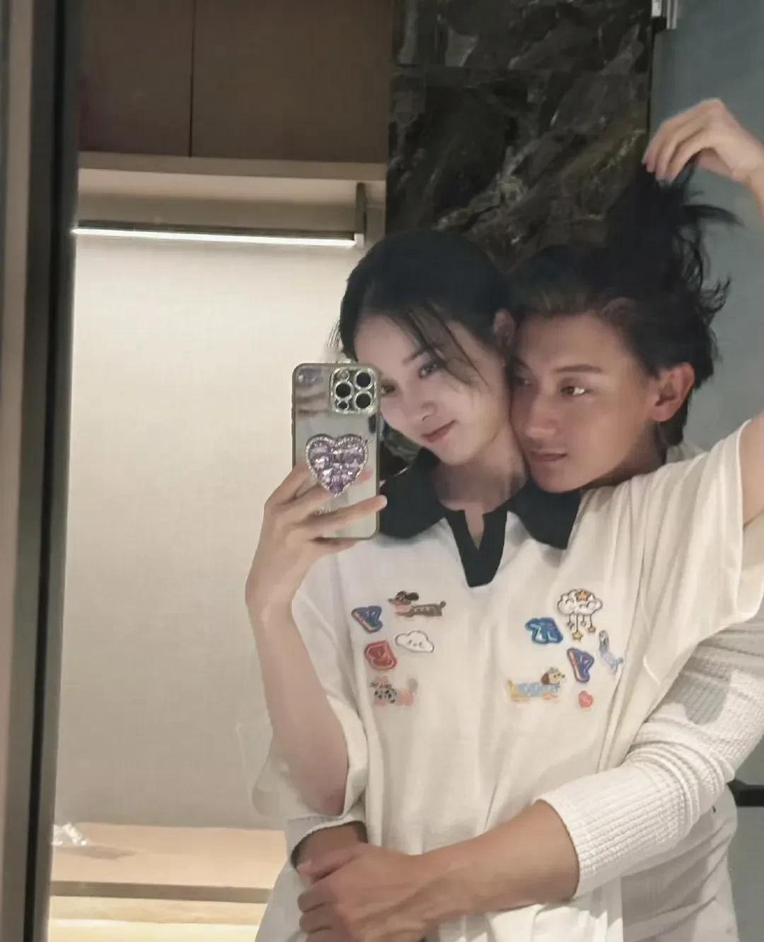 黄子韬真的恨不得让全世界都知道徐艺洋是他老婆，因为他把两个人私下搂腰抱在一起的私