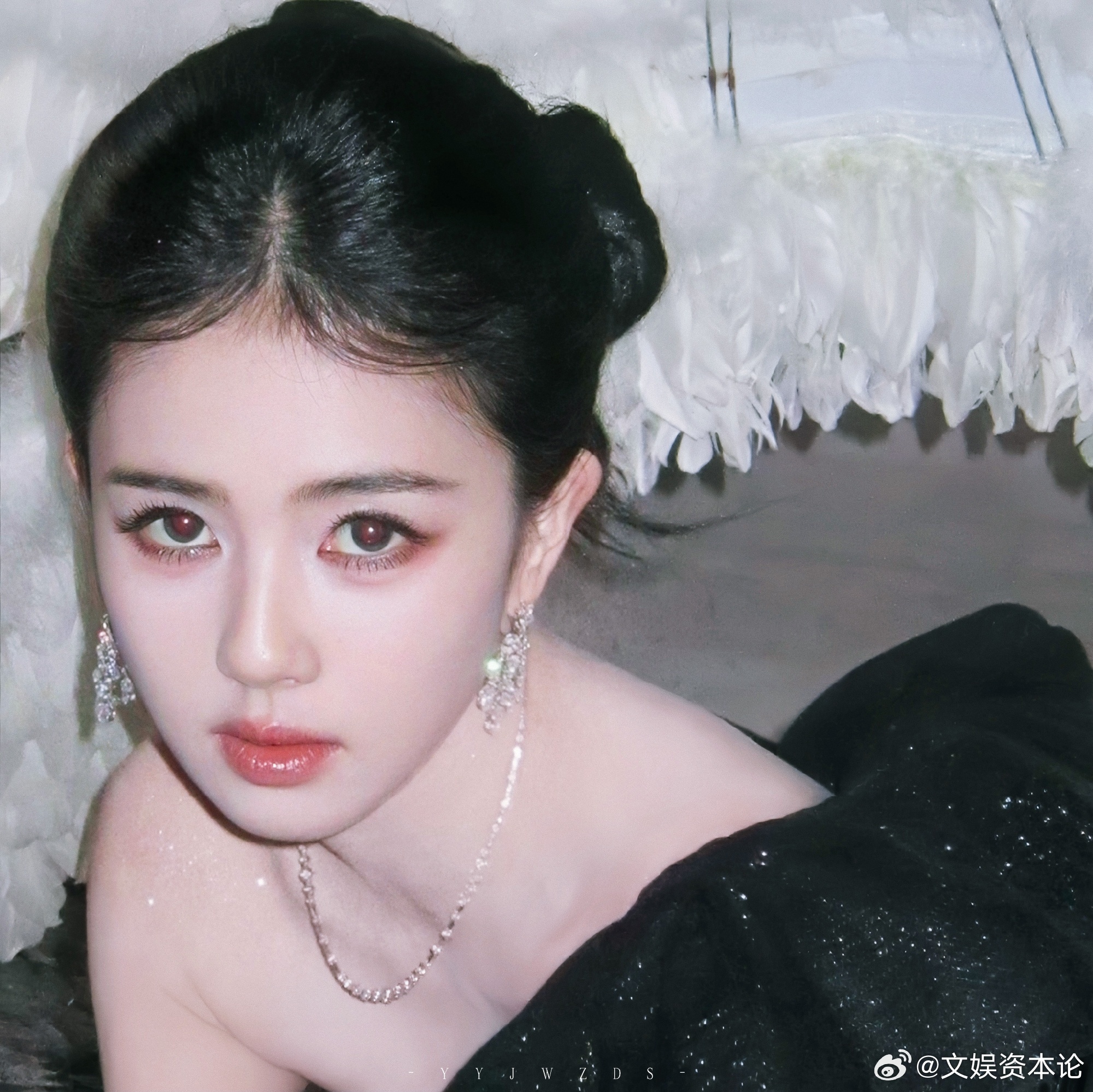 白鹿礼服疑似不合身白鹿礼服不合身白鹿开毯活动现场状态还是很稳，礼服小状况不影响整