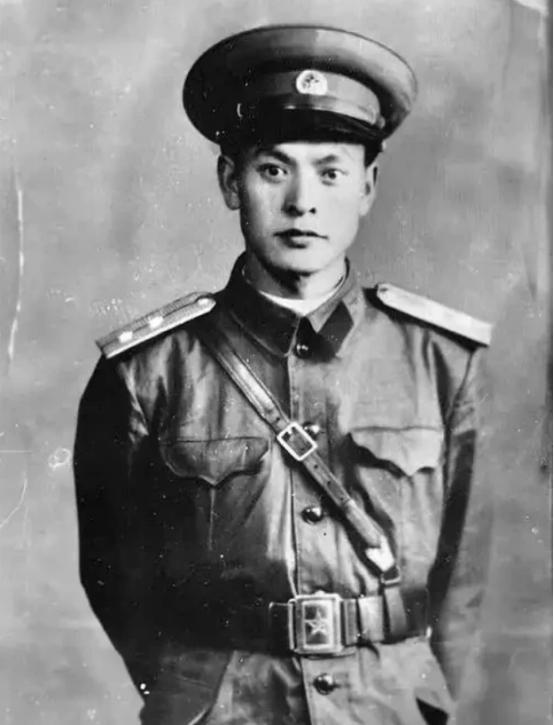 1945年，抗战胜利后，20岁的八路军周富玖回到家乡，准备和未婚妻结婚。然而，他