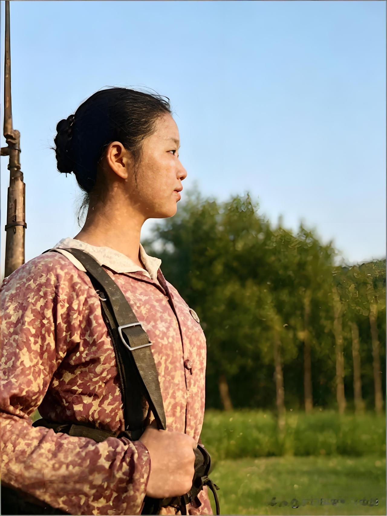 女民兵背的是什么枪？
照片上是1960年代的湖南女民兵，穿着朴素的碎花上衣，梳着