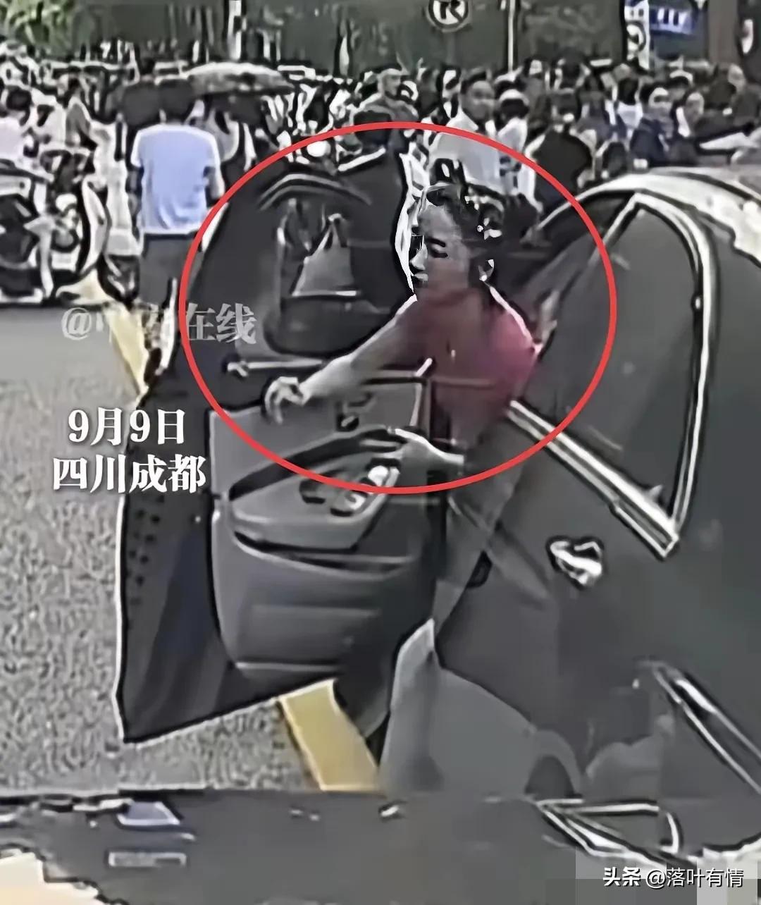 成都奔驰女正脸照流出，
成都叔叔已经教育和处罚安排上了，
她不害怕别人说她，
因