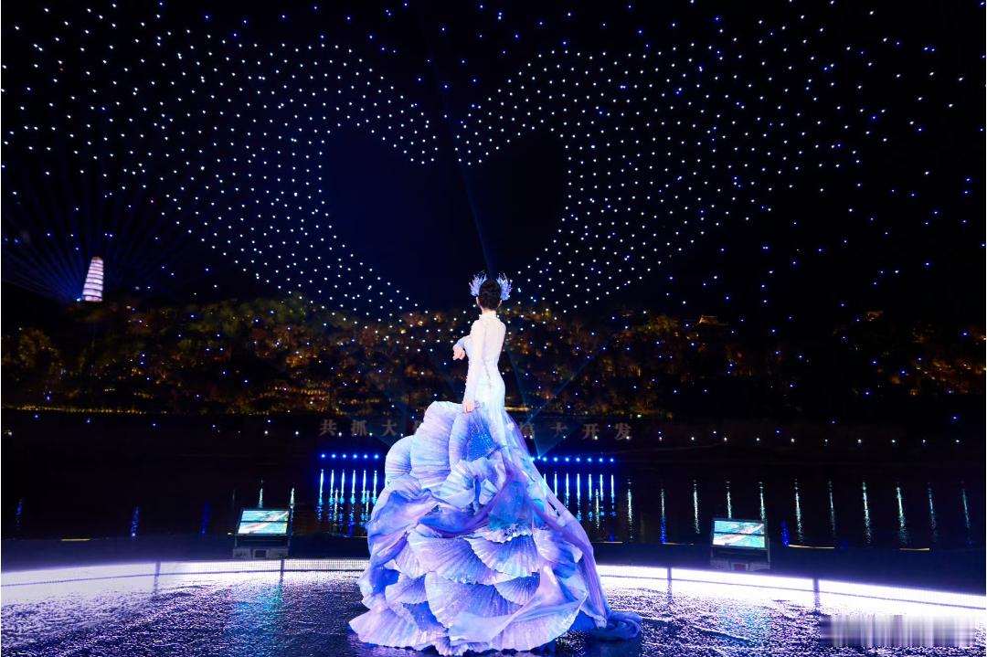 王亚飞 迪丽热巴春晚的时候王亚飞给迪丽热巴画的妆，粉丝好想不太满意，全靠迪丽热巴